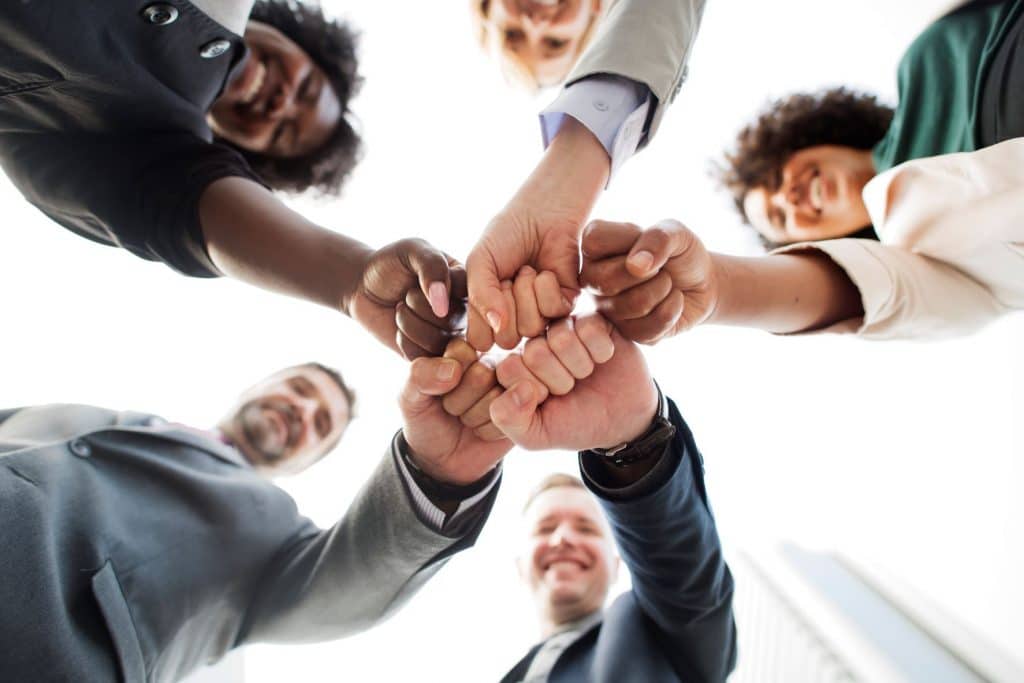 ניהול לקוחות וניהול פרויקטים - צוות מחזיק ידיים